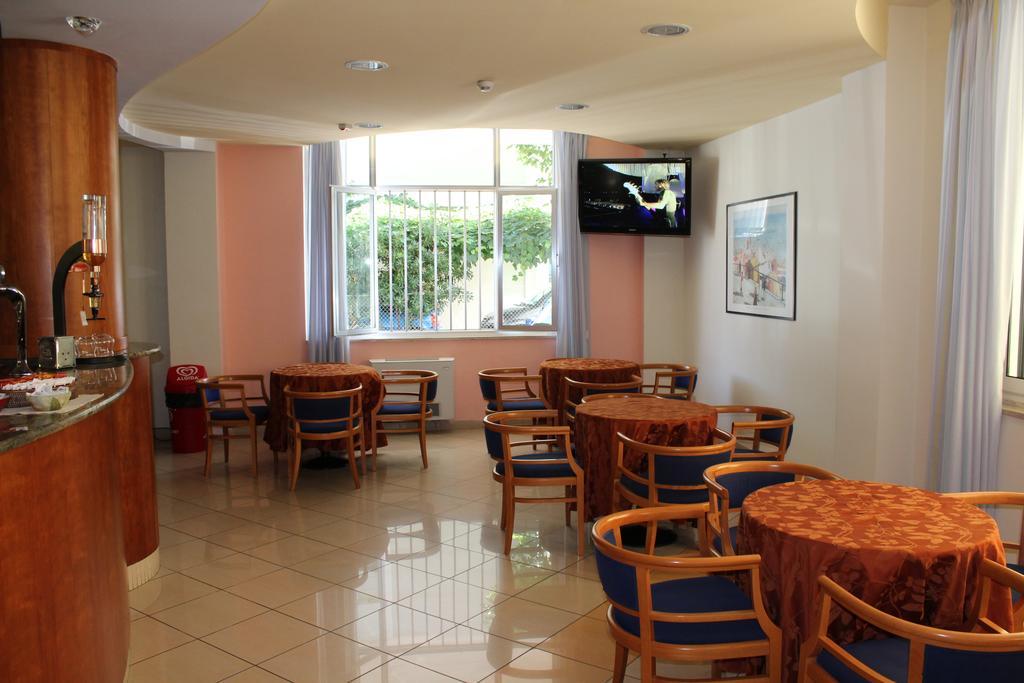 Hotel Ribot Rimini Buitenkant foto