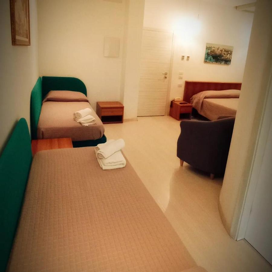Hotel Ribot Rimini Buitenkant foto