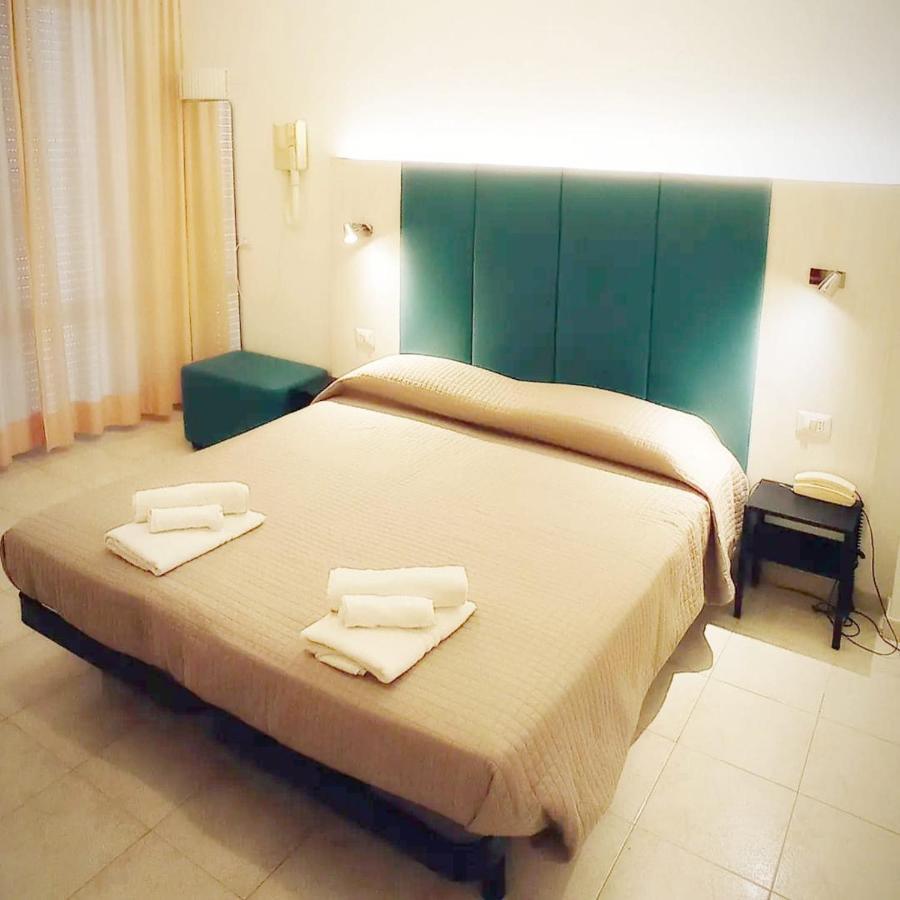 Hotel Ribot Rimini Buitenkant foto