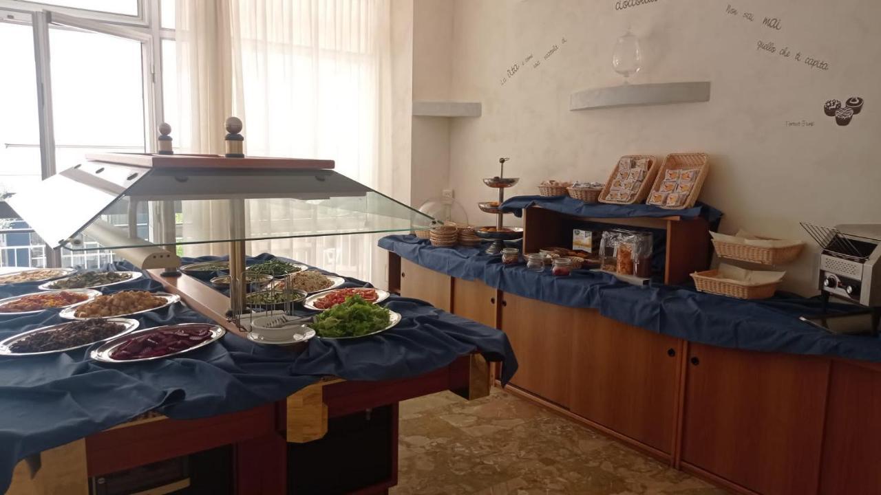 Hotel Ribot Rimini Buitenkant foto