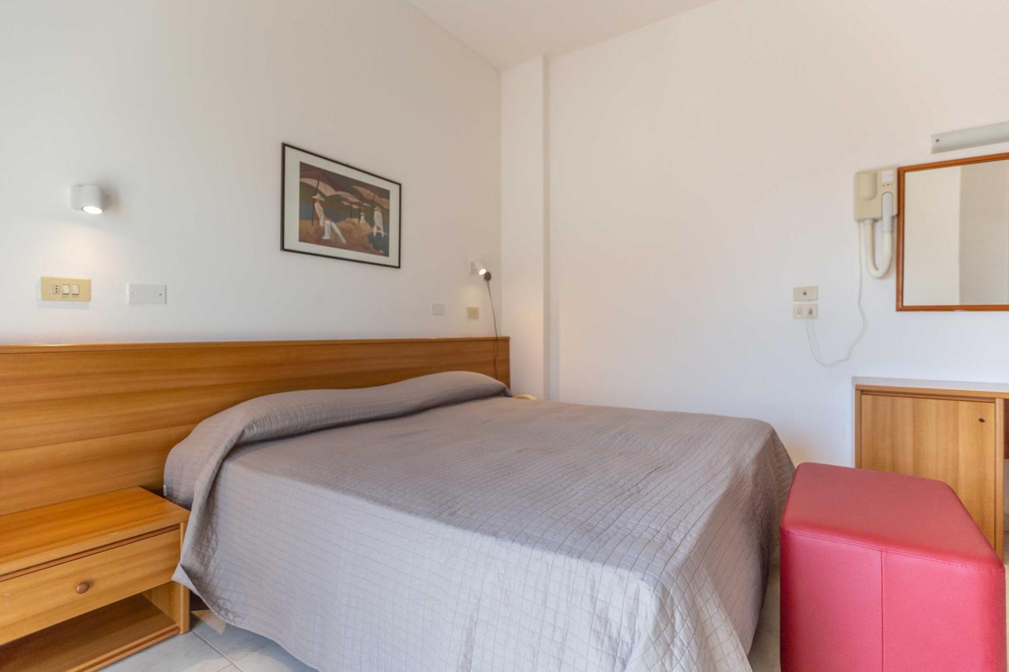 Hotel Ribot Rimini Buitenkant foto