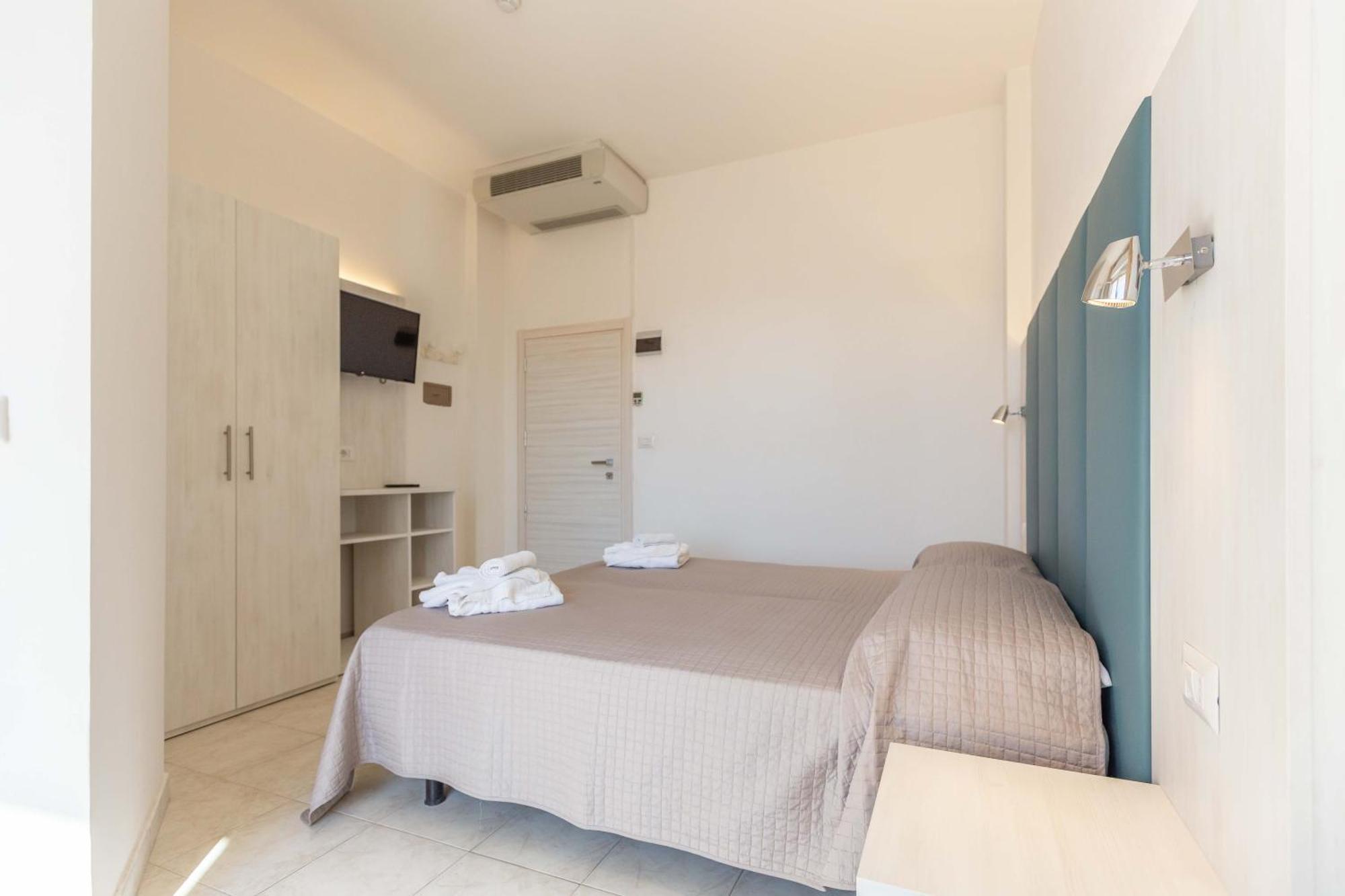 Hotel Ribot Rimini Buitenkant foto