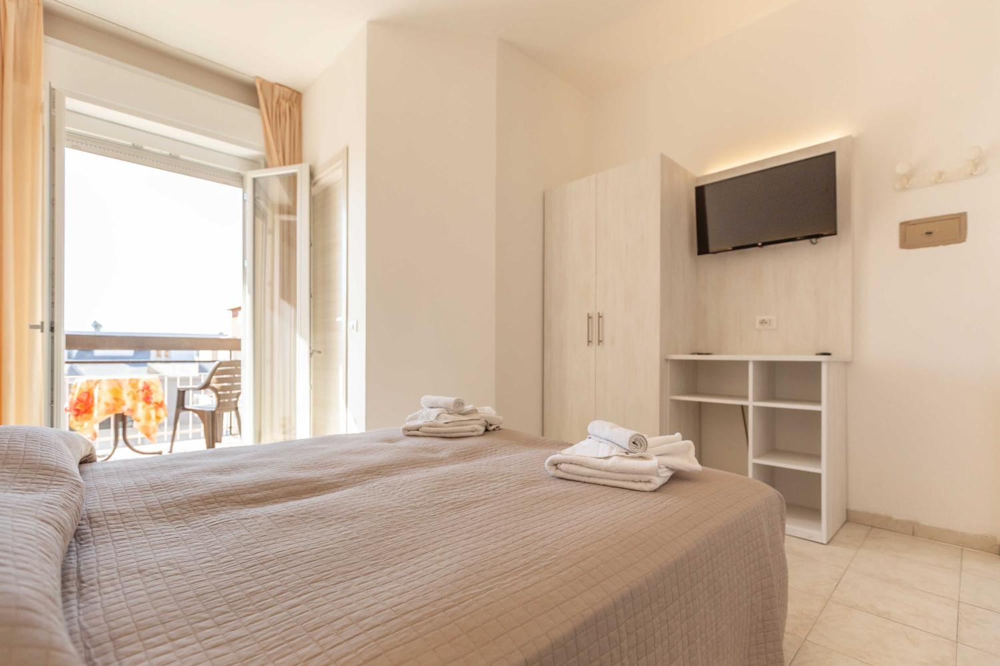 Hotel Ribot Rimini Buitenkant foto