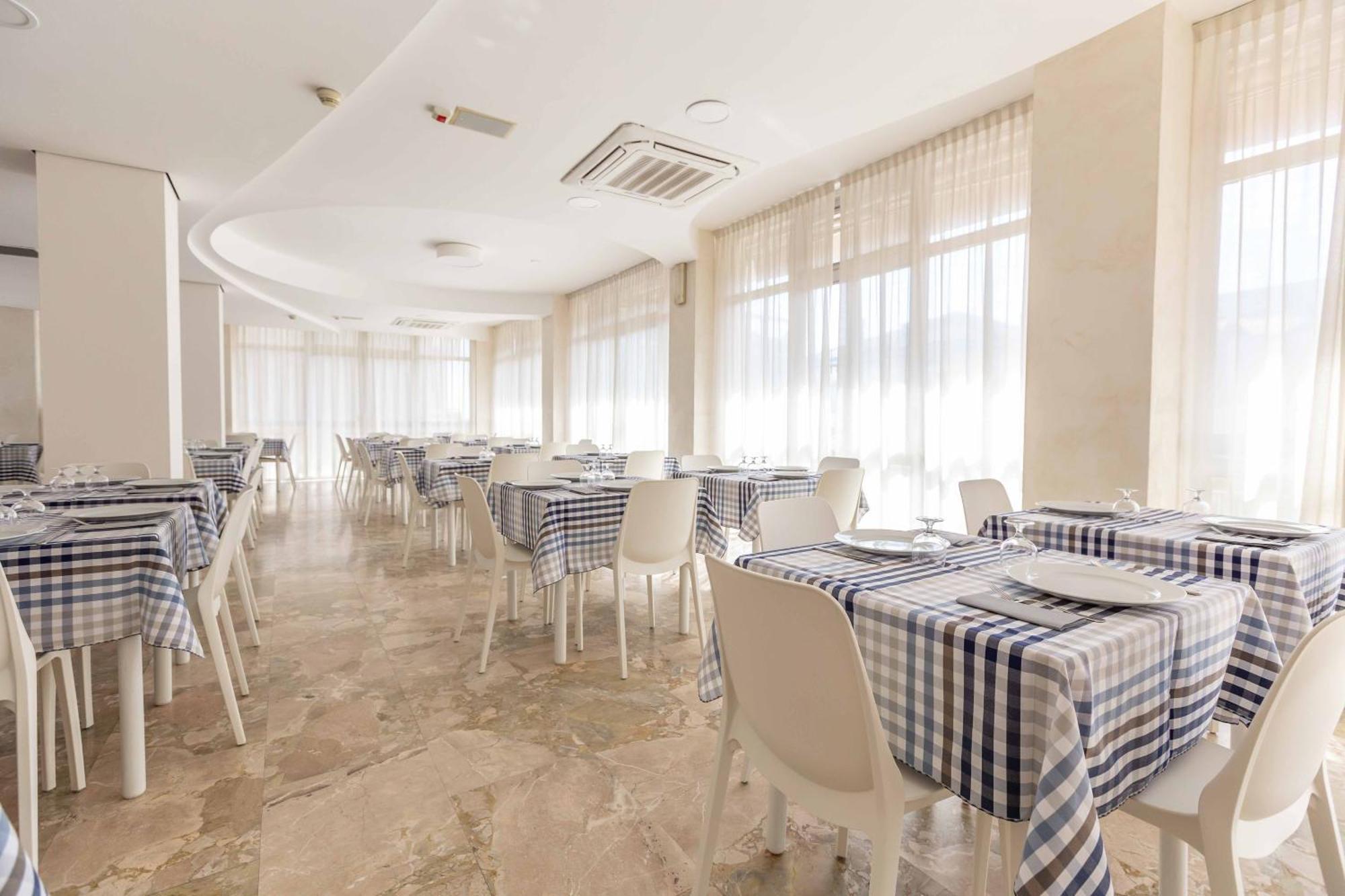 Hotel Ribot Rimini Buitenkant foto
