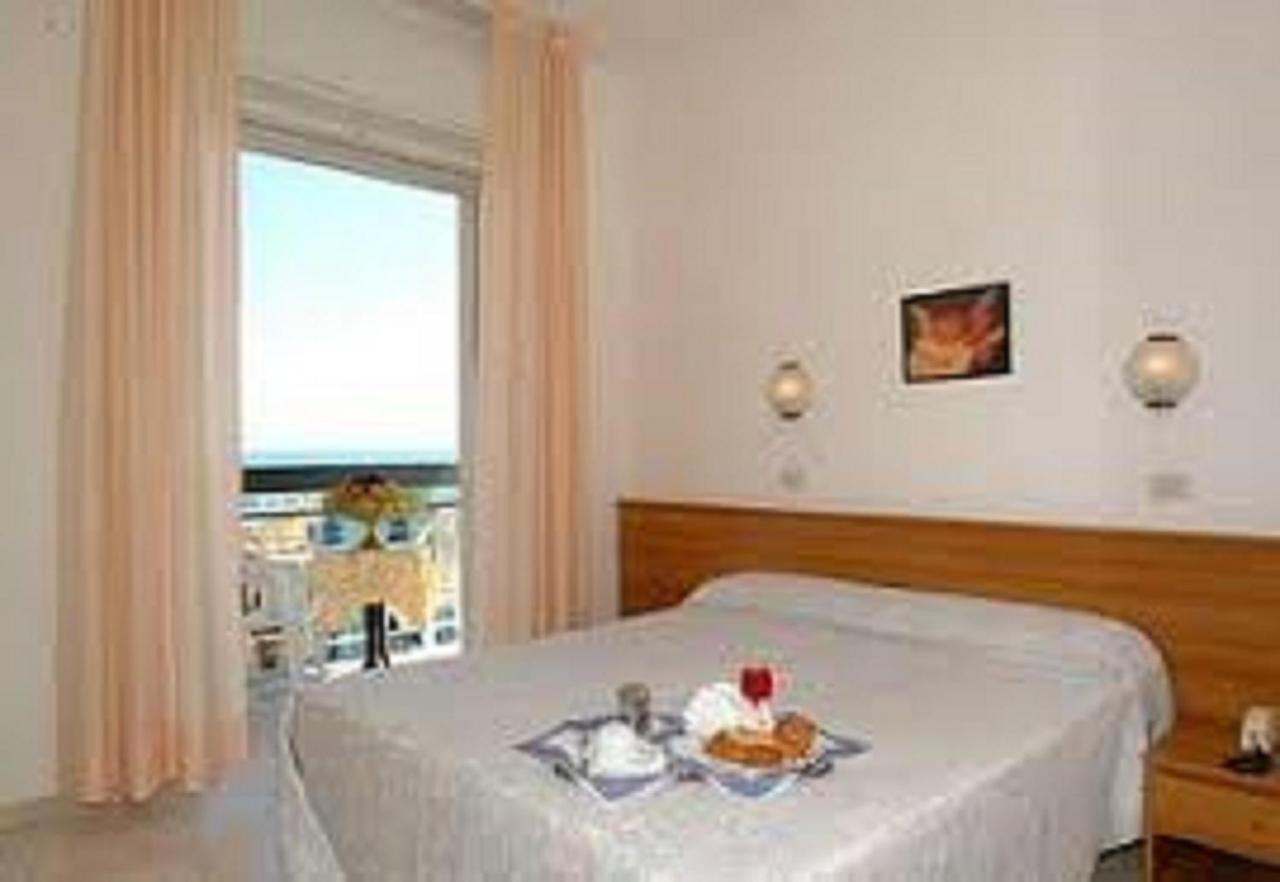 Hotel Ribot Rimini Buitenkant foto